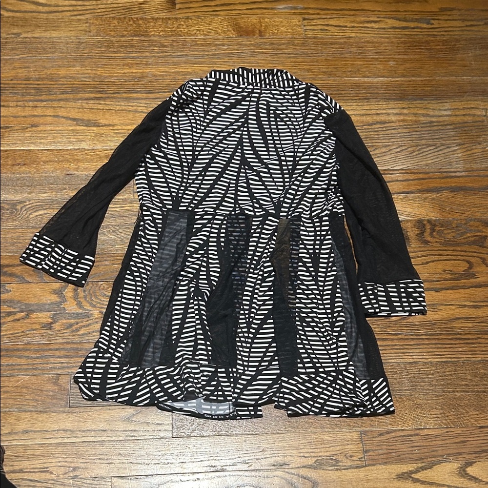 Frank Lyman Design Black and White Patterned Cardigan Wrap - Picture 3 of 3